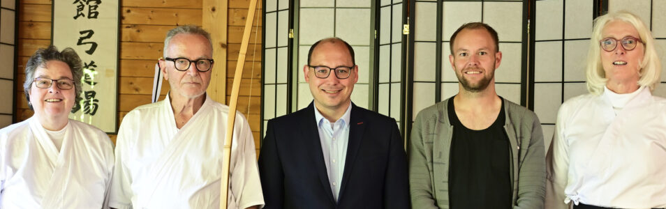 Oberbürgermeister Dr. Ruf beeindruckt von der meditativen Ruhe. Das Stadtoberhaupt besucht die Japanischen Bogenschützen im Neckartal